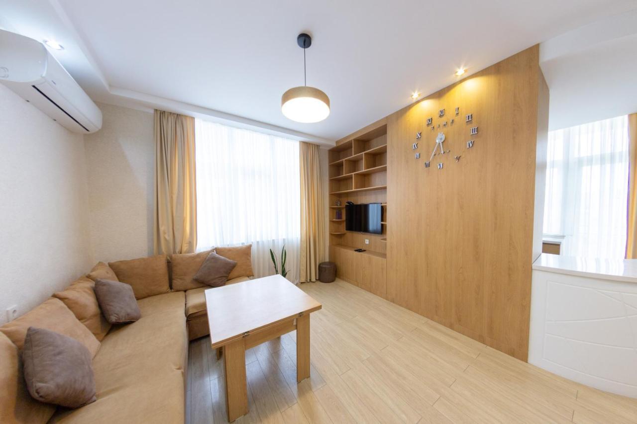5 Apartment In One Boulding - Near Stadium バトゥーミ エクステリア 写真