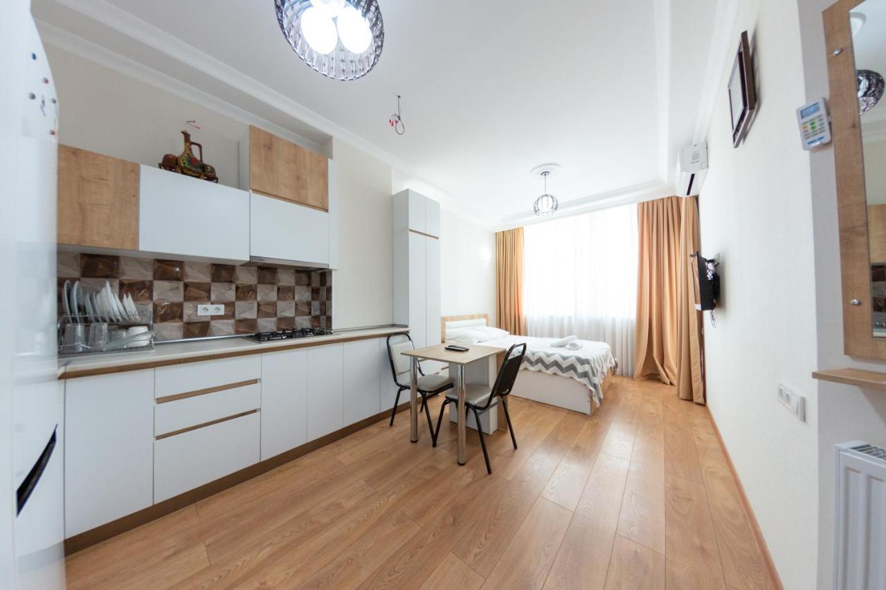 5 Apartment In One Boulding - Near Stadium バトゥーミ エクステリア 写真