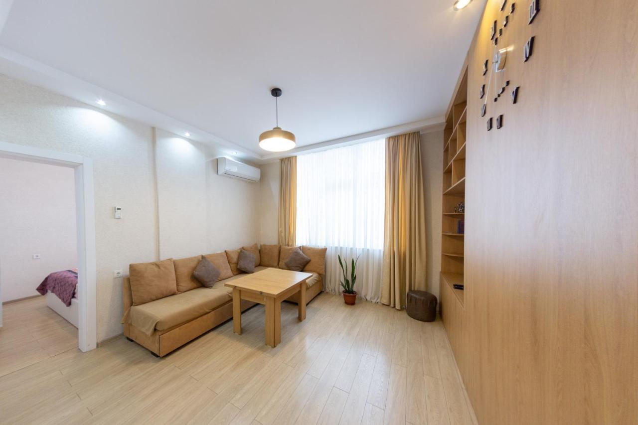 5 Apartment In One Boulding - Near Stadium バトゥーミ エクステリア 写真