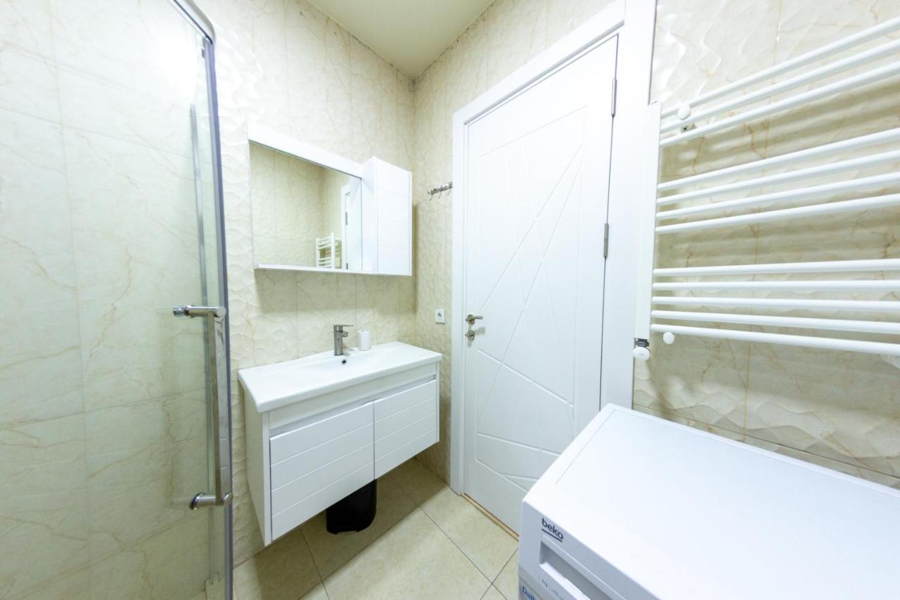5 Apartment In One Boulding - Near Stadium バトゥーミ エクステリア 写真