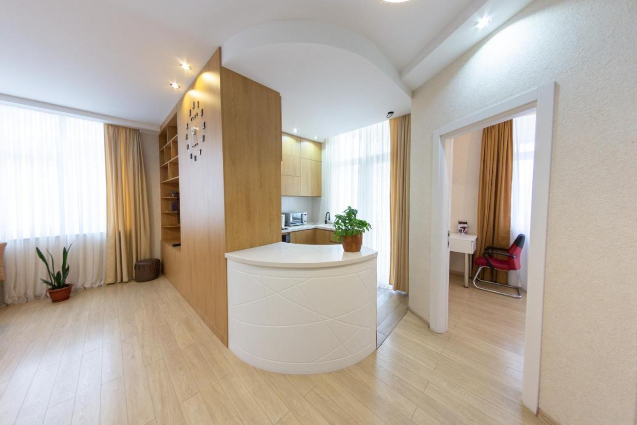 5 Apartment In One Boulding - Near Stadium バトゥーミ エクステリア 写真
