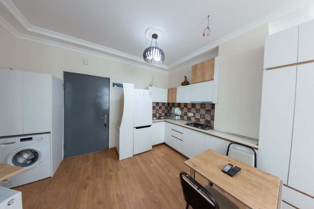 5 Apartment In One Boulding - Near Stadium バトゥーミ エクステリア 写真