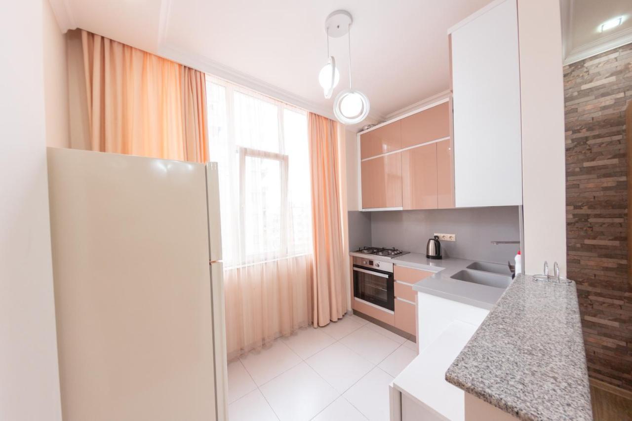 5 Apartment In One Boulding - Near Stadium バトゥーミ エクステリア 写真